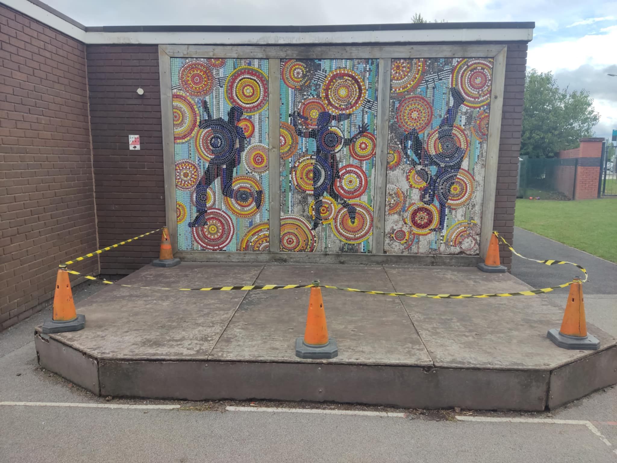 St Mary & St Thomas CE Primary School - Old deteriorated outdoor performance area before mural St Mary & St Thomas CE Primary School - Old deteriorated outdoor performance area before mural